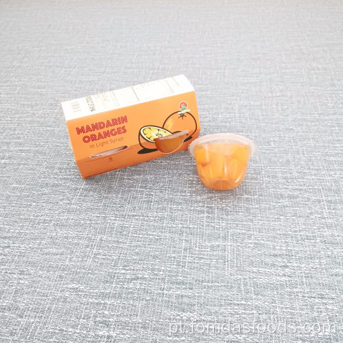 Segmento de laranjas de mandarina 113G no copo de lanches esplênds